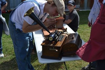 Adjusting a cylinder phonograph